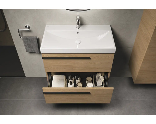 Salle de bains avec meuble sous-lavabo en bois, lavabo et tiroir ouvert