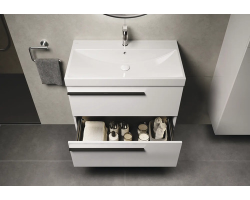 Meuble sous-lavabo avec tiroir ouvert dans une salle de bains