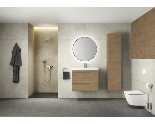 Salle de bains moderne avec douche, lavabo, miroir, armoire et toilettes