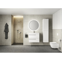 Salle de bain moderne avec douche, lavabo, armoire de toilette et WC.