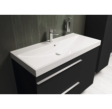 Meuble-lavabo avec armoire et robinet dans la salle de bain