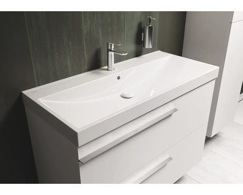 Meuble sous-lavabo avec vasque, robinet et distributeur de savon dans la salle de bain