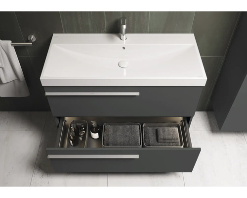 Meuble-lavabo avec tiroir ouvert dans la salle de bain