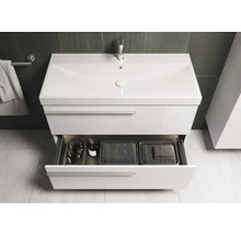 Meuble-lavabo blanc avec tiroir ouvert et accessoires de salle de bain