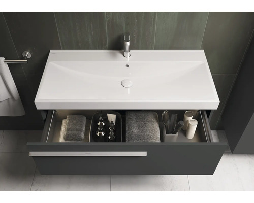 Meuble-lavabo avec tiroir ouvert dans la salle de bain