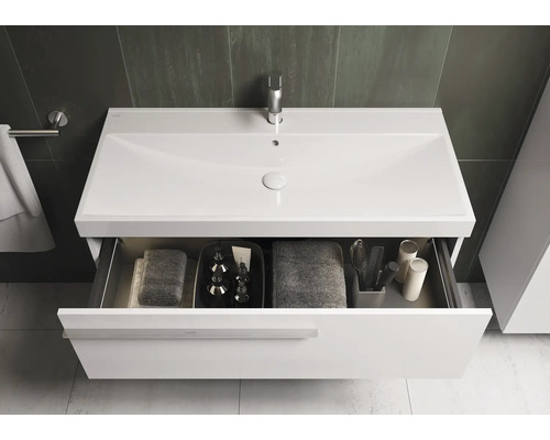 Meuble sous-lavabo avec tiroir ouvert dans la salle de bain