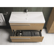 Meuble sous-lavabo avec tiroir ouvert, comprenant un lavabo et un robinet dans la salle de bain