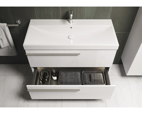 Meuble sous-lavabo blanc avec tiroir ouvert pour accessoires de salle de bain