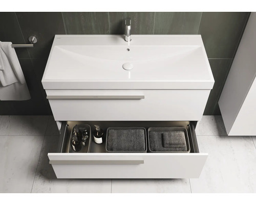 Meuble-lavabo blanc avec tiroir ouvert dans une salle de bain