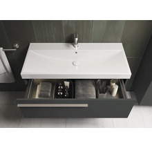 Meuble sous-vasque avec tiroir ouvert, avec serviettes et accessoires de salle de bain