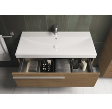 Salle de bain moderne avec meuble sous-lavabo, lavabo et tiroir ouvert pour serviettes et produits de soin