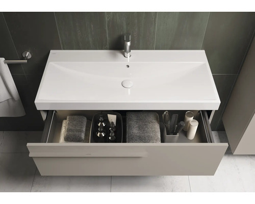 Meuble sous-lavabo avec tiroir ouvert dans une salle de bains