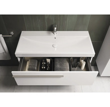 Meuble-lavabo avec tiroir ouvert, serviettes et accessoires de salle de bain