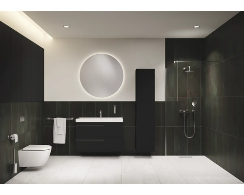 Salle de bain moderne avec toilettes, lavabo, miroir et douche.