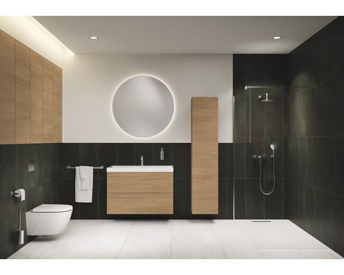 Salle de bains moderne avec toilettes, lavabo, miroir et douche