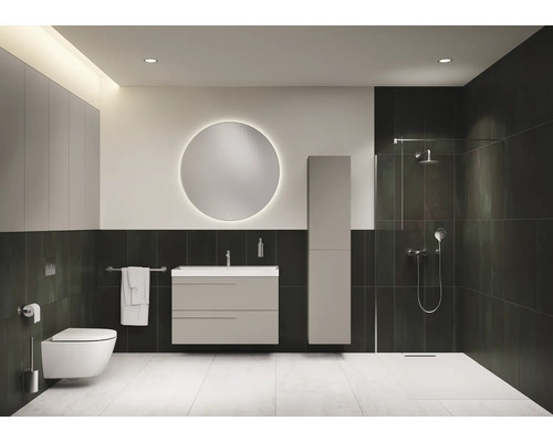 Salle de bains moderne avec toilettes, lavabo, armoire de toilette et douche