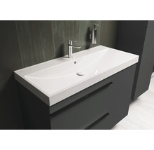 Meuble-lavabo avec robinet et distributeur de savon dans la salle de bain