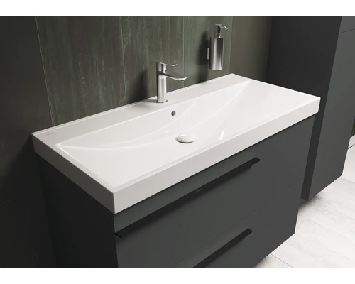 Meuble-lavabo avec robinet et distributeur de savon dans la salle de bain