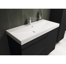 Vasque avec robinet et distributeur de savon dans la salle de bain