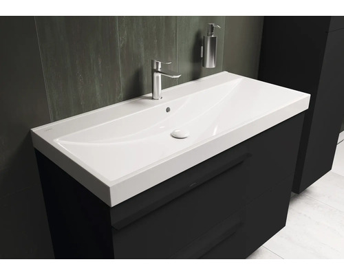 Vasque avec robinet et distributeur de savon dans la salle de bain