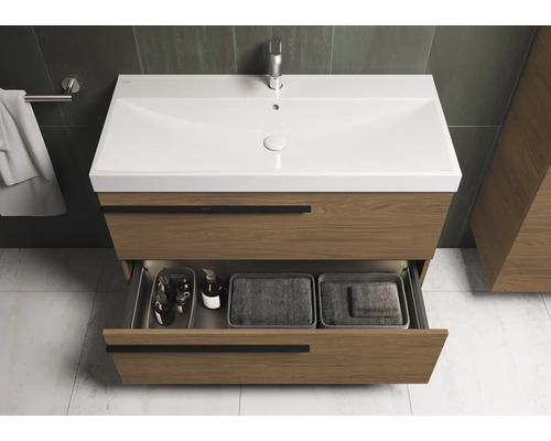 Meuble sous-lavabo avec tiroir ouvert dans une salle de bain