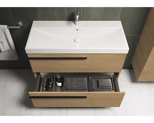 Meuble sous-lavabo avec tiroir ouvert et accessoires de salle de bain