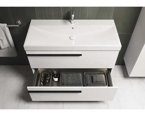 Meuble sous-lavabo avec tiroir ouvert dans une salle de bains