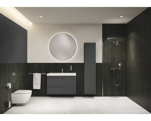 Salle de bains moderne avec toilettes, lavabo, miroir et douche.