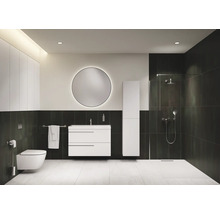 Salle de bain moderne avec toilettes, lavabo, miroir, armoire et douche