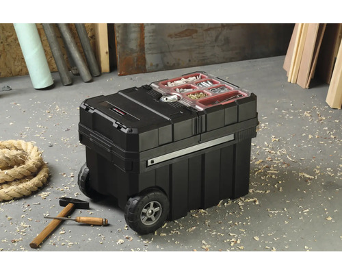 Werkzeugkiste mit Rädern, Hammer und Seil