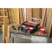 Pattfield Sortimentskasten mit Schrauben, Dübeln und Kleinteilen auf Werkbank