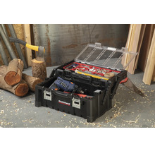 Geöffnete schwarze Werkzeugkiste mit Werkzeugen, einer Axt und Holz