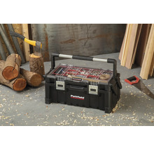 Pattfield Werkzeugkoffer mit Schrauben und Nägeln neben einer Axt und einer Säge