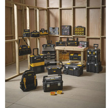 Sélection variée de solutions de rangement d'outils Stanley dans une pièce avec des cadres en bois.