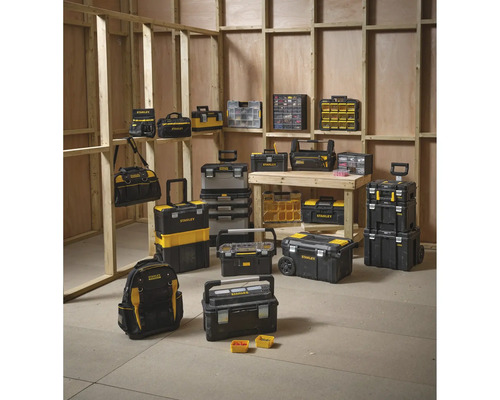 Sélection variée de solutions de rangement d'outils Stanley dans une pièce avec des cadres en bois.