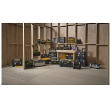 Une variété de boîtes à outils et de sacs à outils Stanley, présentés dans une pièce, offre diverses solutions de rangement pour les outils.