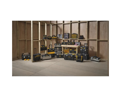 Une variété de boîtes à outils et de sacs à outils Stanley, présentés dans une pièce, offre diverses solutions de rangement pour les outils.