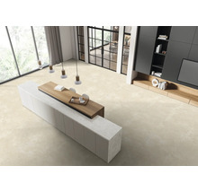 Heller Raum mit Kücheninsel, Wohnwand und großem Fenster für ein freundliches Ambiente.