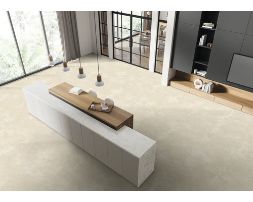 Heller Raum mit Kücheninsel, Wohnwand und großem Fenster für ein freundliches Ambiente.