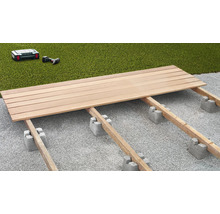 Lames de terrasse sur structure de base et blocs de béton