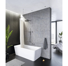 Badezimmer mit freistehender Badewanne, Duschvorhang und Betonwand