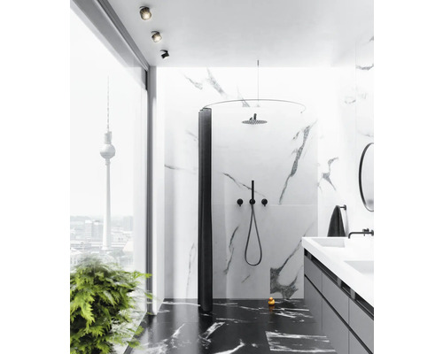 Modernes Badezimmer mit Marmorfliesen, Dusche und Waschtisch