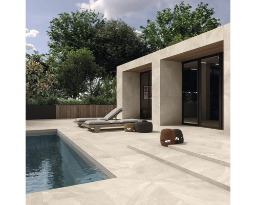 Aussenbereich mit Pool, Terrasse mit Fliesen und Gartenmöbeln