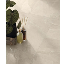 Fliesenboden mit Pflanze, Seifenspender und Duftstäbchen für eine stilvolle Raumgestaltung