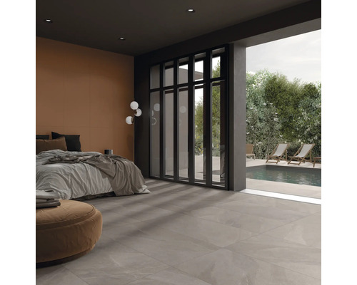 Schlafzimmer mit Fliesenboden und Zugang zum Poolbereich