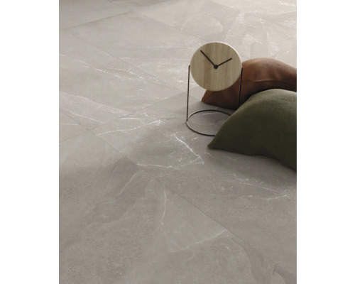 Bodenfliesen mit Marmoroptik und Dekorationsgegenständen.