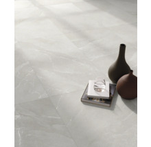 Innenraum mit hellen Bodenfliesen in Marmoroptik