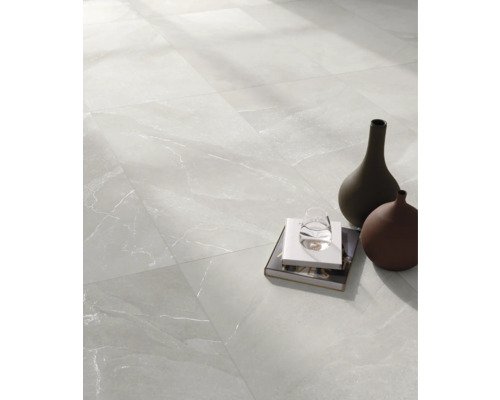 Innenraum mit hellen Bodenfliesen in Marmoroptik