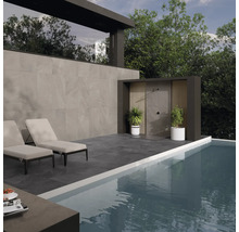 Aussenbereich mit Pool, Liegestühlen, Aussendusche und Fliesenwand