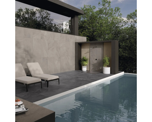 Aussenbereich mit Pool, Liegestühlen, Aussendusche und Fliesenwand